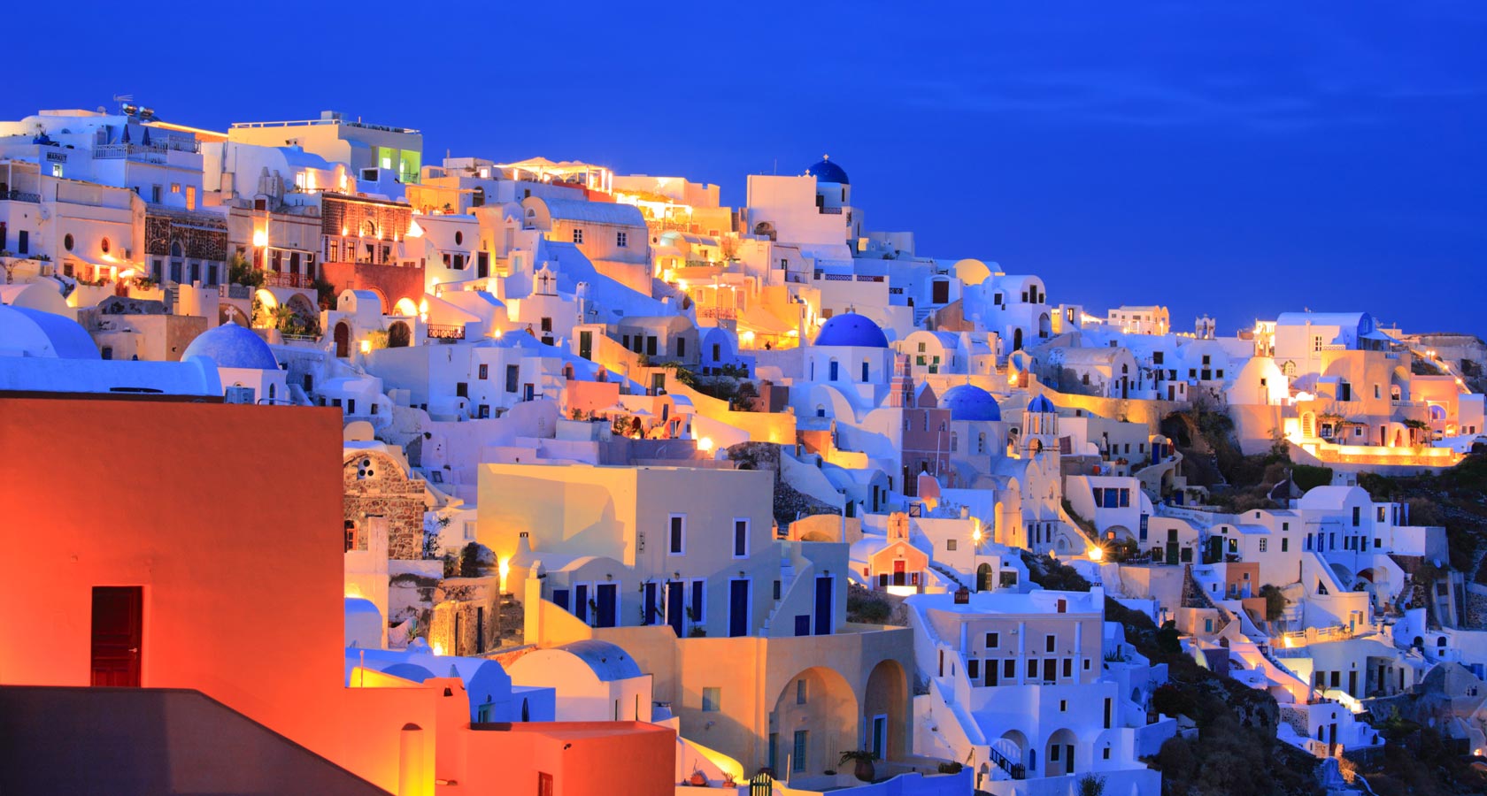 Enjoy the magnificent beauty of Oia in Santorini